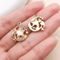 Vue détaillée macro de pendentifs étoiles irisées avec strass scintillants sur la main - Étoile Arc-en-ciel / 1 Pièce (19x16x5mm) / KC Or Rose (28165)