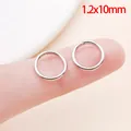Detailweergave van 1,2x10mm roestvrijstalen ringetjes op een vinger voor schaalreferentie - 1.2x10mm (1 Stuk)