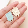 Detailansicht von IV-Beutel Emaille- und Goldanhängern für DIY-Schmuckherstellung - Infusionsflasche Anhänger (23049) / Anhänger Ohne Kette (28x15mm) / Blau