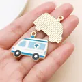 Detaillierte Makroansicht von blau-weißen Emaille-Krankenwagen-Anhängern für DIY-Schmuck - Krankenwagen Anhänger (27871)