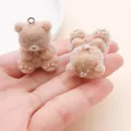 Par de lindos dijes de oso flocado en miniatura en marrón claro para accesorios de joyería DIY - Oso de peluche / 31x23x21mm / Marrón