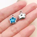 Pendentif en forme de fleur argentée avec une pierre précieuse bleue en forme d'étoile. - Bleu saphir