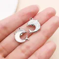 Ciondolo a forma di delfino d'argento con finitura iridescente e testurizzata per DIY - Delfino Luccicante Oceano (28149) / 1 Pezzo (15x12.5x4mm) / Bianco