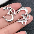 Vue macro montrant les détails recto-verso des breloques Om en argent pour bijoux yoga. - Symbole de Yoga Lettre 3D Argent Antique (5363)