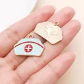 Hellblauer Emaille Krankenschwester-Hut Anhänger und Goldanhänger für DIY-Schmuck - Krankenschwesternhaube Anhänger (23054) / Anhänger Ohne Kette (25x18mm) / Blau