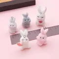Gros plan de petits charms lapins floqués de différentes couleurs montrant la texture douce. - Set de 5 Lapins Flocage (SN1741)