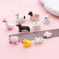 Detailopname van diverse miniatuurhars dierbedels naast een liniaal voor maataanduiding - 3D Dieren Set (SN1706) / 10 Stuks Verpakking