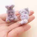 Gros plan détaillé de la texture floquée douce de ces breloques lapin parent-enfant mauves - Lapin Mère-Enfant (27694) / 1 Pièce / Violet