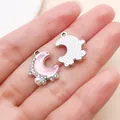 Nahaufnahme von rosa schimmerndem Halbmond-Anhänger mit Strass und Perle - Irisierende Strass Perle Mond (28178) / 1 Stück / Rosa
