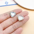 Süßer hellblauer herzförmiger Glasanhänger mit Silberlegierung für DIY-Schmuckbau - 1 Stück (16x16x6 mm) / Buntes Spitzenherz (28411)