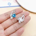 Blauer herzförmiger Schmetterlingsanhänger aus Glas mit Perle für DIY-Schmuckzubehör - Perlen Schmetterling (28413) / 1 Stück (26,5x15x6 mm) / Perlen Schmetterling Herz (28413)