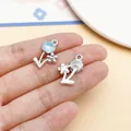 Hellblaue Glasblumen-Anhänger mit Silberlegierung für DIY-Halsketten und Armbänder - 1 Stück (22x13x6mm) / Bunte Doppelblume (28418)
