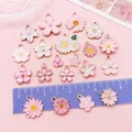 Divers pendentifs fleurs en émail rose et blanc et marguerites avec règle de mesure - Ensemble de Fleurs Roses (SN1725)