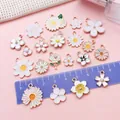 Diversité de pendentifs fleurs en émail blanc pour les projets de bijoux à faire soi-même - Ensemble de Fleurs Blanches (SN1729)