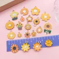 Variété de breloques en émail tournesol et marguerite avec règle pour la taille - Ensemble de Fleurs Jaunes (SN1730)