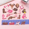 Gedetailleerd overzicht van roze en bruine western emaille bedeltjes met een liniaal - Roze en Bruin Cowboy Variatiepakket (SN1693) / Set van 20 Stuks