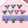 Vue détaillée de breloques colibris en émail coloré avec règle pour taille précise - Multicolore (SN1718)