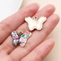 Ciondolo a farfalla smaltato floreale con retro in metallo dorato per gioielli - Ciondolo Farfalla (27975) / 1 Pezzo/Confezione (16.5x22mm) / Rosa