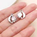 Kleine zilveren zon en maan bedeltjes voor DIY sieraden met een roze steen inleg - Roze Maan Zon