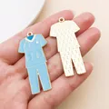 Blauer Emaille-Anhänger in Form einer medizinischen Uniform für DIY-Schmuckprojekte. - Krankenschwesternuniform-Set Anhänger (27866)