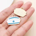 Blau-weißer Emaille-Krankenschwesterhut-Anhänger für DIY-Schmuck und Ohrringe - Krankenschwesternhaube Anhänger (27867)