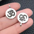 Paire de pendentifs de yoga ronds avec symbole Om en argent antique pour la création de bijoux - Symbole de Yoga Rond en Argent Antique (10428)