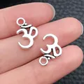 Gros plan détaillé d'une breloque de yoga symbole Om en argent antique pour bijoux - Petit Symbole de Yoga en Argent Antique (5968)