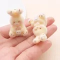 Détail montrant la texture douce de cet adorable pendentif lapin jaune mère-enfant. - Lapin Mère-Enfant (27696) / 1 Pièce / Jaune