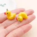 Miniatuur geel hars eend bedeltjes voor DIY telefoonhoesjes en sleutelhanger accessoires - 1 Stuk (21x13.5x19mm)