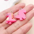 Detalle macro del frente y dorso de dijes de dinosaurio de resina rosa para joyería DIY - Animal Dinosaurio (24513)