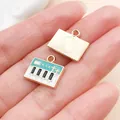 Détail d'un pendentif en émail en forme de clavier de piano avec dos doré pour bijoux. - Piano en Émail (19462) / 1 pièce (13x15mm) / Bleu lac