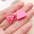 Primer plano de dijes de pastel de resina rosa para hacer joyas y llaveros de bricolaje - Pastel de Fresa (24587)
