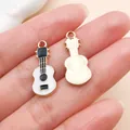 Vue détaillée du pendentif guitare en émail montrant l'avant et l'arrière du bijou - Style de Guitare d'Instrument de Musique (19469) / 1 Pièce/Paquet (23x10mm) / Blanc
