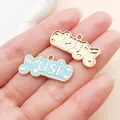 Gros plan détaillé d'une breloque Music en émail bleu clair pour la création de bijoux DIY - Plaque de Lettre MUSIC (27238) / 1 Pièce (14x28mm) / Bleu lac