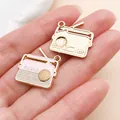 Vue détaillée de breloques radio rétro en émail rose et doré pour bijoux DIY. - Style de Radio (27252) / Pack de 1 Pièce (19x20mm) / Rose
