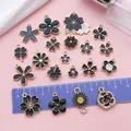 Détail de breloques fleurs en émail noir avec marguerites pour la création de bijoux DIY - Ensemble de Fleurs Noires (SN1732)