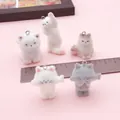 Vista detallada de mini dijes de gatos con regla para referencia de escala y textura. - Estilo Gato Flocado 3D (SN1701)