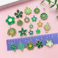 Verscheidenheid aan groene emaille bloem en klaver bedeltjes voor doe-het-zelf sieraden - Druppelolie Groene Bloemen Set van 20 (SN1731)