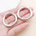 Zwei polierte silberne kreisförmige Federring-Karabiner für DIY Schlüsselanhänger und Schmuck - 35mm (Innendurchmesser 25mm) / Hellsilber