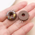 Pendentif donut en résine marron chocolat avec vermicelles pour bijoux DIY et porte-clés - Donut au Chocolat (23856) / 1 Pièce/Paquet (23x19x7mm) / Brun Café