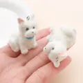 Primer plano de dos pequeños dijes de perro Westie flocados blancos para manualidades - Cachorro Westie Blanco (27493)