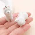Primer plano detallado de un lindo colgante de perro flocado blanco con textura suave - Cachorro Samoyedo Blanco (27494)