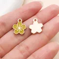 Close-up van groene emaille bloem hanger met voor- en achterkant details voor DIY sieraden. - Lichtgroene Kersenbloesem (12084) / 1 Stuk (12x14.5mm)