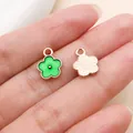 Détail de petits pendentifs fleurs en émail vert pour la création de bijoux et boucles. - Petite Fleur (14797) / 1 Pièce (9x12mm)