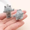 Lindos dijes de gato gris flocado para joyas DIY y accesorios de llavero, textura de felpa. - Gato comiendo pescado (27485) / 1 unidad (31x26x17mm) / Gris