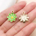 Gros plan de breloques fleurs en émail vert avec finition dorée pour la création de bijoux - Petite Fleur de Marguerite (16493) / 1 Pièce (15x18mm)