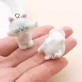 Dos bonitos dijes de gato flocado blanco para hacer joyas de bricolaje y llaveros creativos - Gato comiendo pescado (27486)