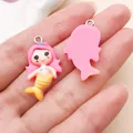 Lindos dijes colgantes de sirena de resina rosa para joyería DIY y llaveros - Sirena del Océano (24486)