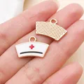 Detailansicht eines weiß-goldenen Emaille-Krankenschwesterhut-Anhängers für DIY-Schmuck - Weißer Emaille-Krankenschwesternhut (12004) / 1 Stück