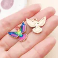 Détail d'une breloque colibri en émail coloré avec son revers en alliage doré. - Coloré (27625)
